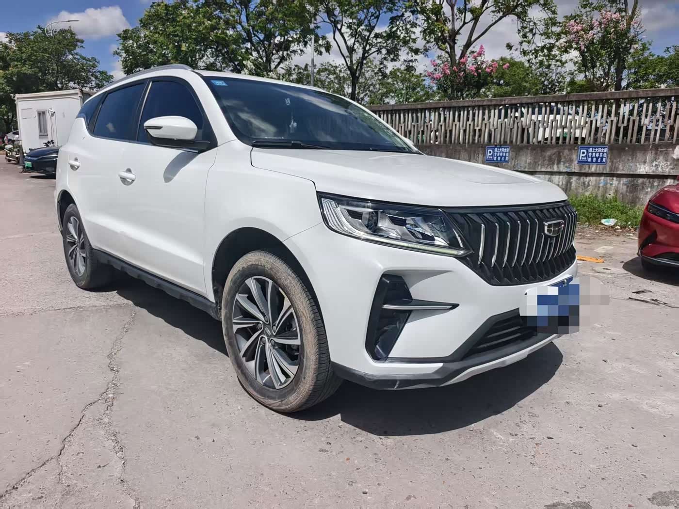 Geely Emgrand X6 1.4 л 2023 г. Белый, пробег 33000 км