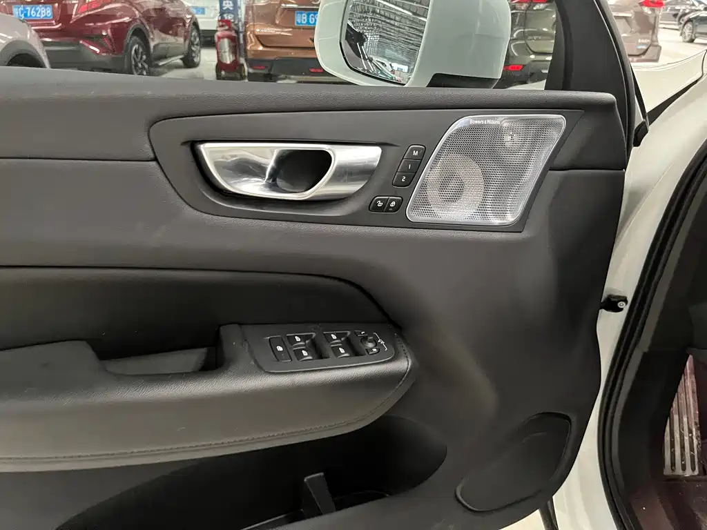 Volvo XC60 2023 B5 Luxury