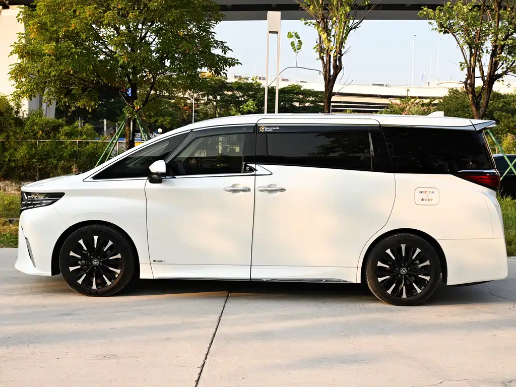 Toyota Alphard — миниатюра 4