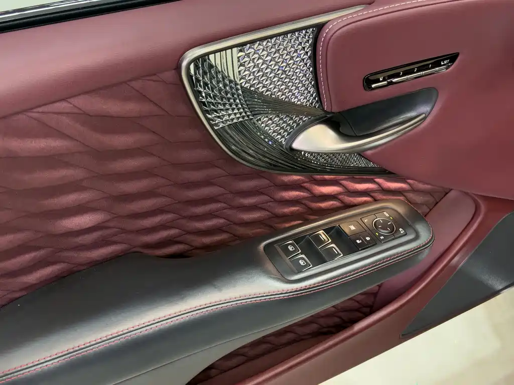 Lexus LS — миниатюра 12
