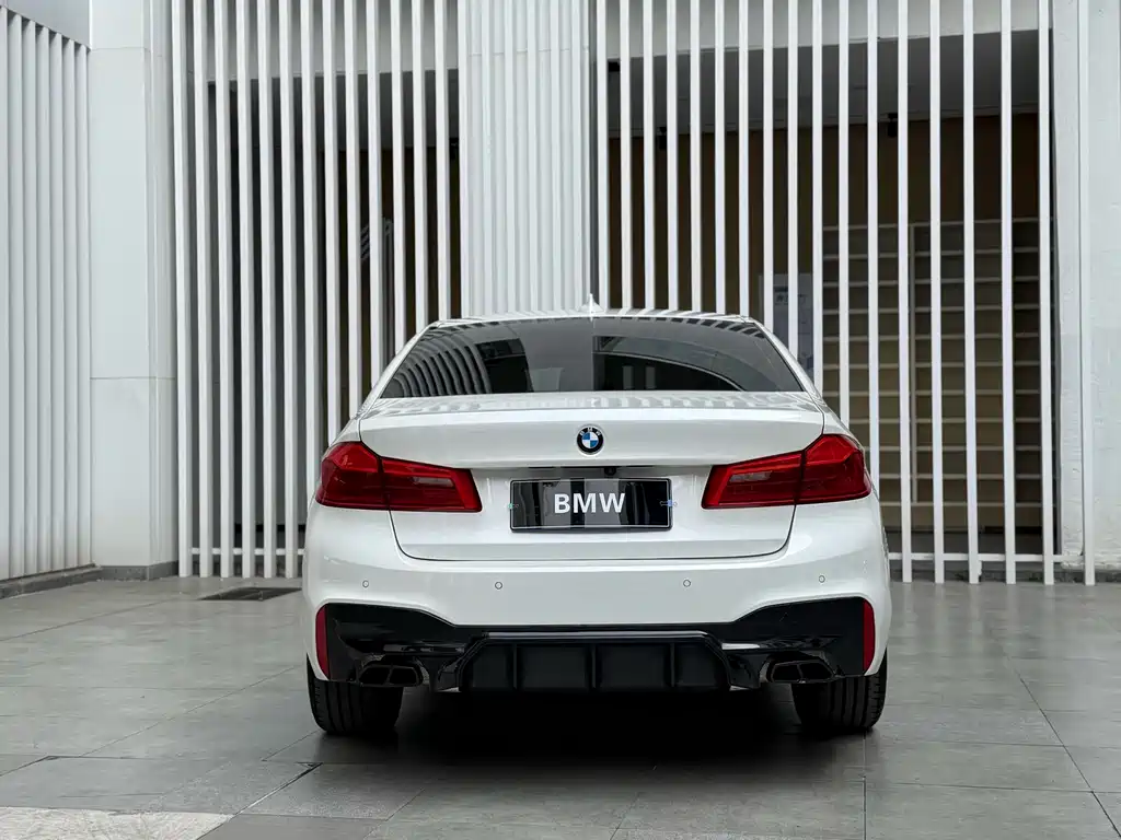 BMW 5 Series — миниатюра 13