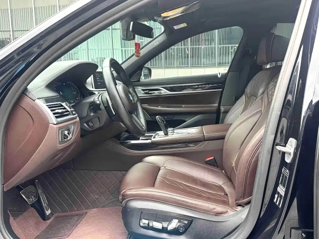 BMW 7 Series — миниатюра 4