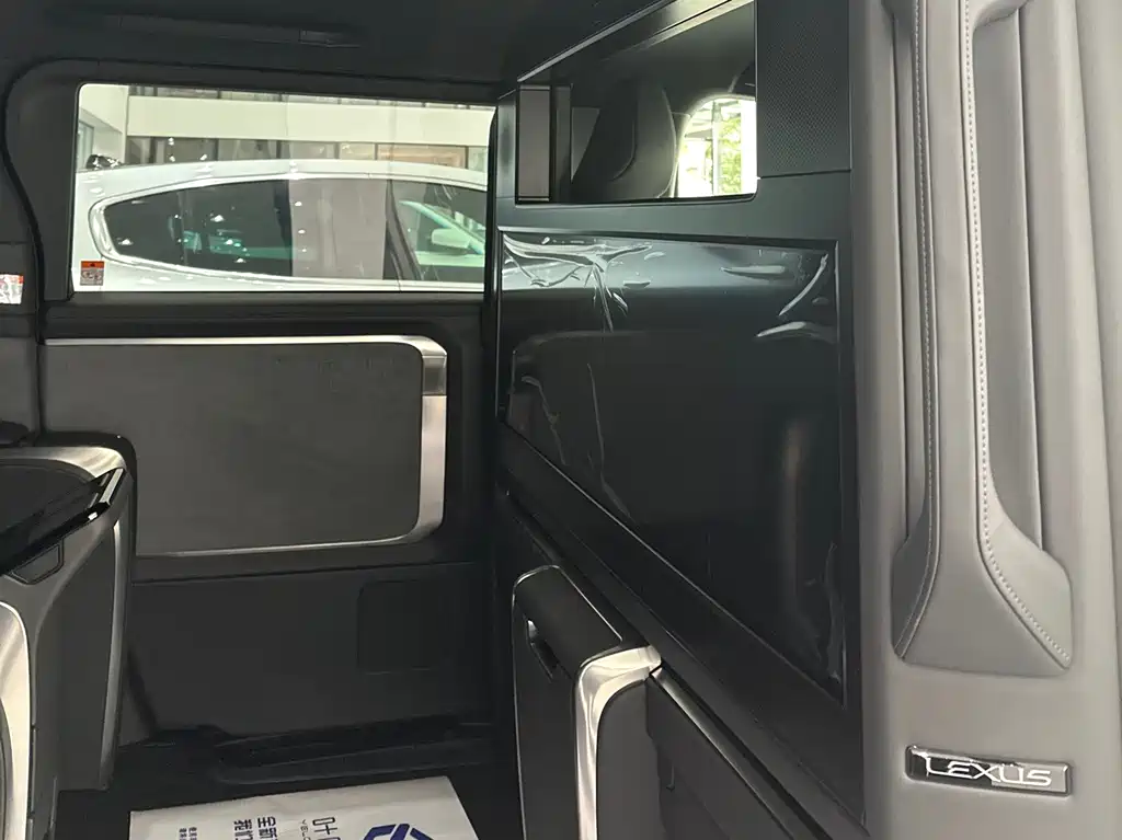 Lexus LM 2025 350h мест