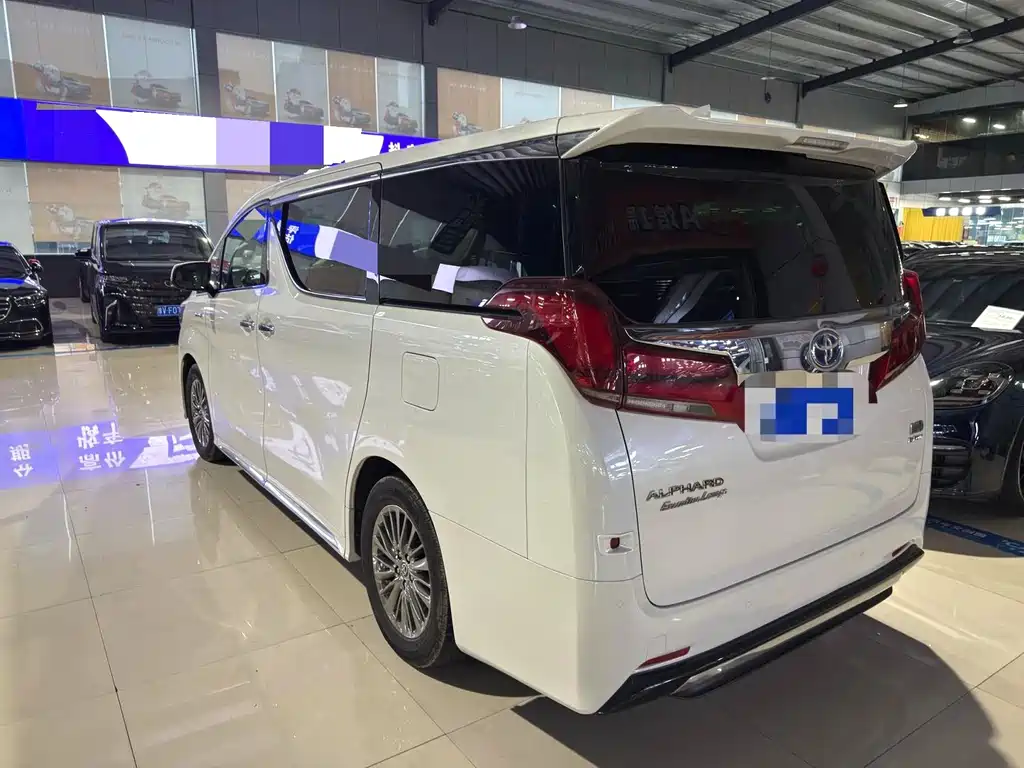 Toyota Alphard — миниатюра 9