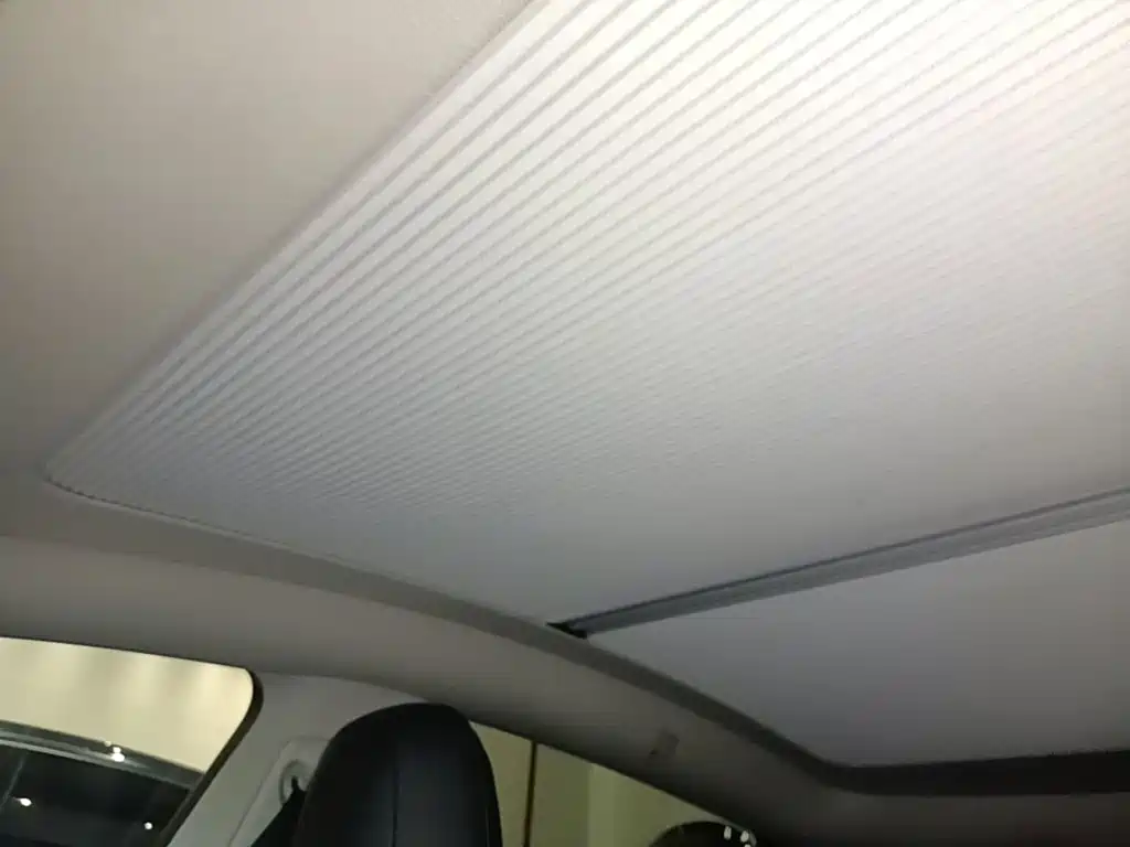 Tesla Model Y — миниатюра 18