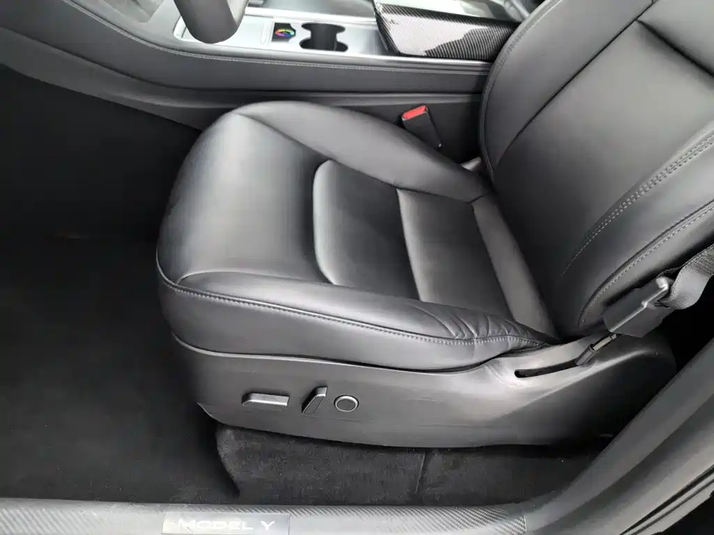 Tesla Model Y — миниатюра 20