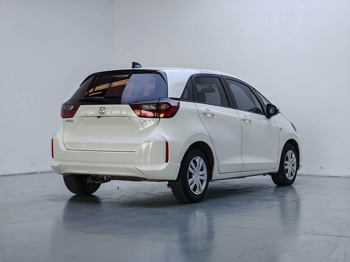Honda Fit 1.5 л 2022 г. Белый, пробег 50000 км