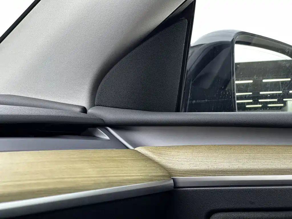 Tesla Model Y — миниатюра 17