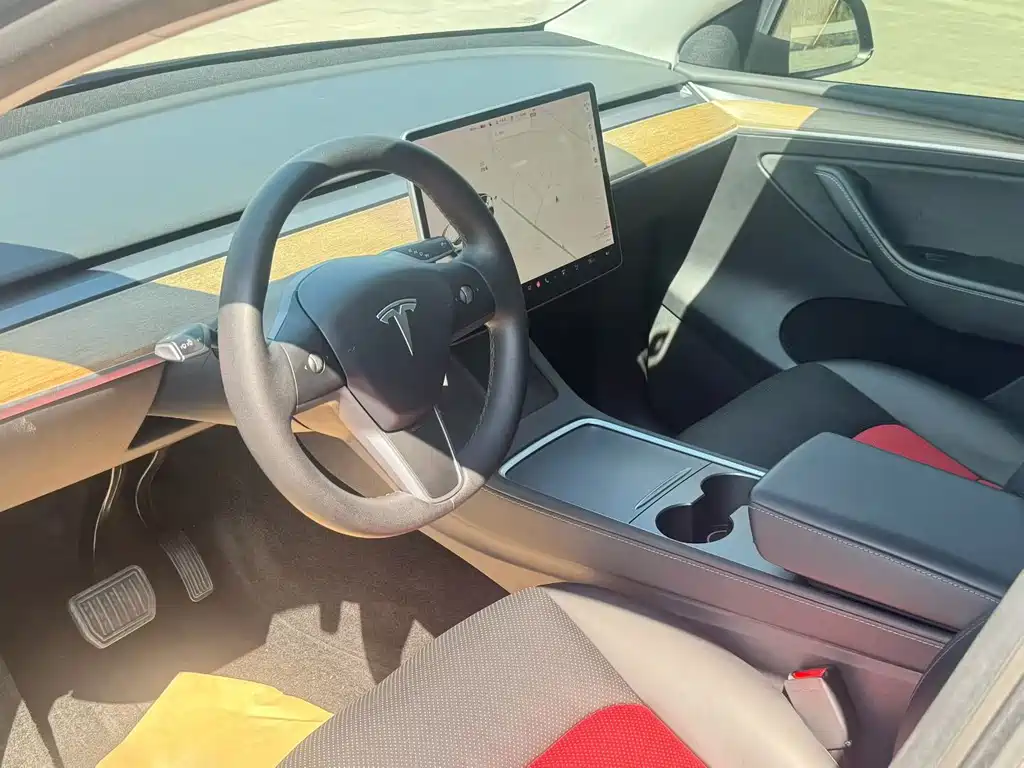 Tesla Model Y — миниатюра 4