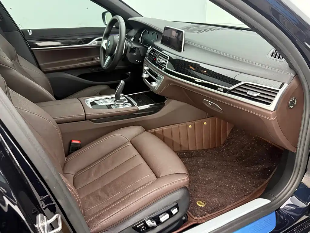 BMW 7 Series — миниатюра 9