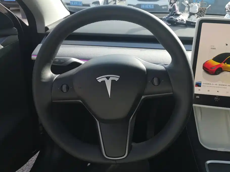 Tesla Model Y — миниатюра 15