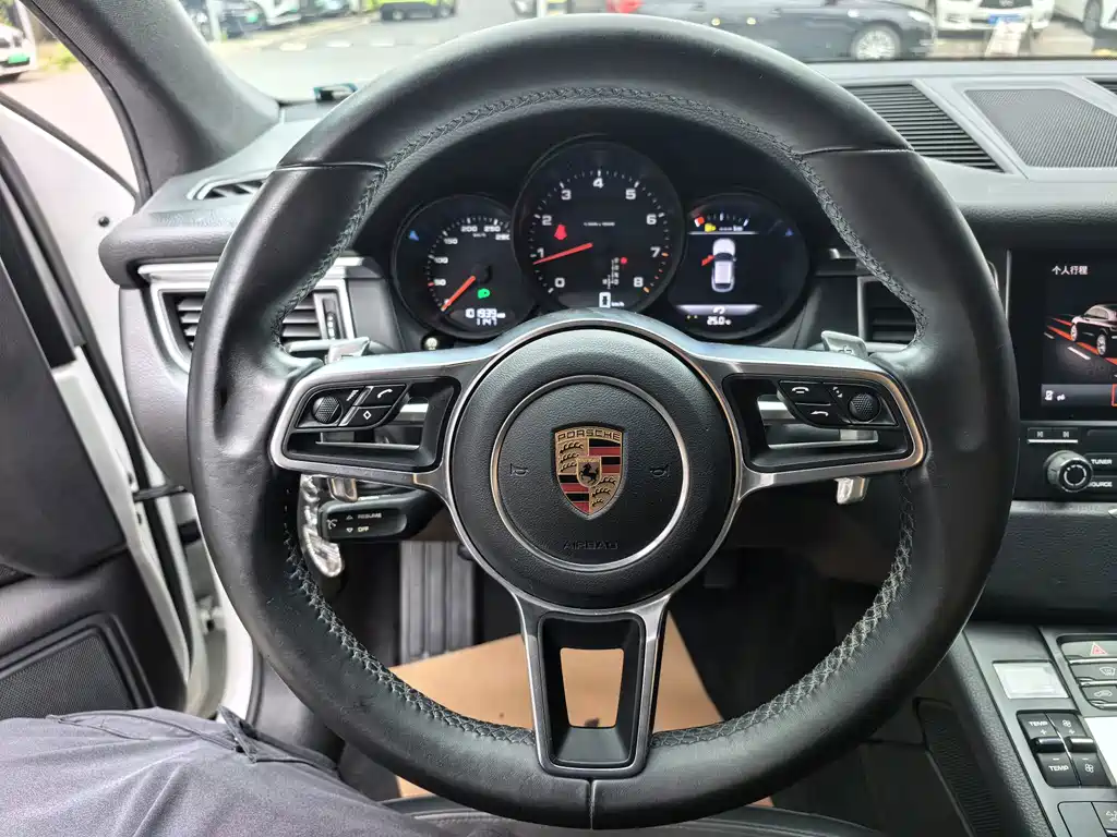 Porsche Macan — миниатюра 8