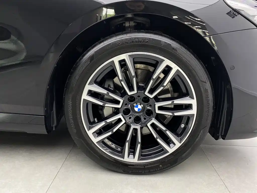 BMW 5 Series — миниатюра 8