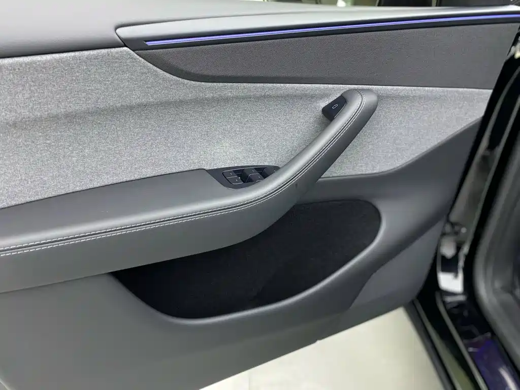 Tesla Model Y — миниатюра 18