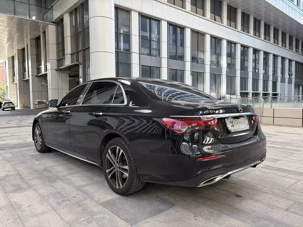 Mercedes-Benz E-Class — миниатюра 5