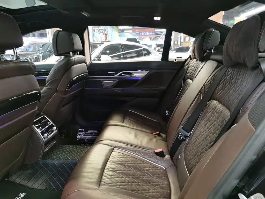 BMW 7 Series — миниатюра 14