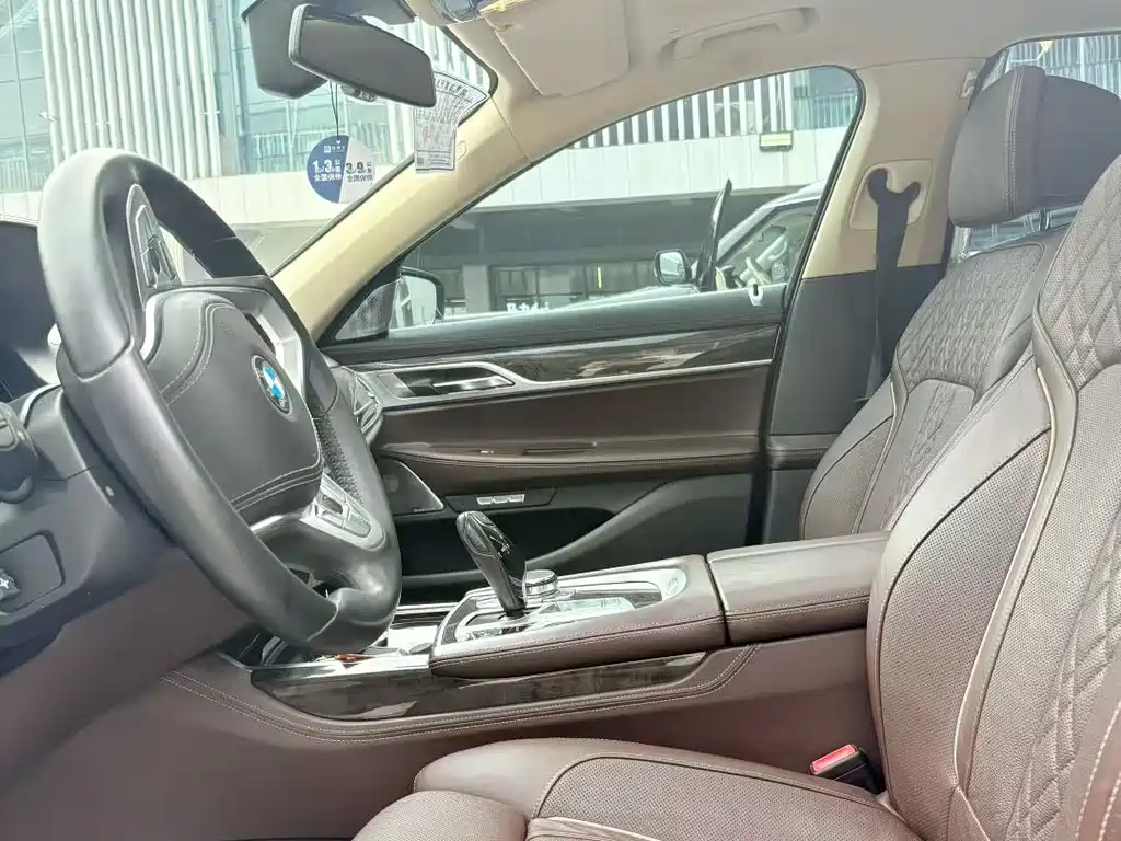 BMW 7 Series — миниатюра 8