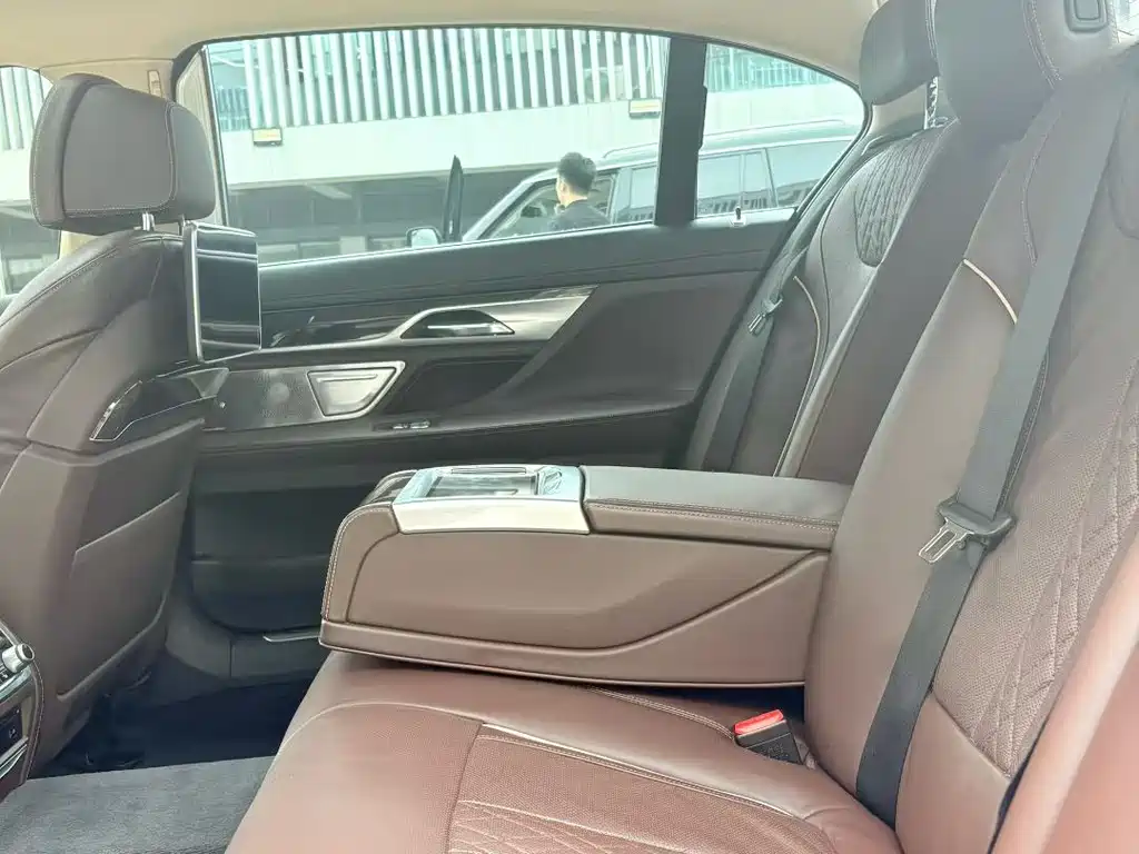 BMW 7 Series — миниатюра 9