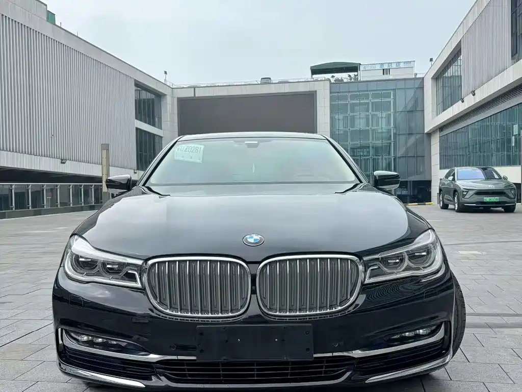 BMW 7 Series — миниатюра 13