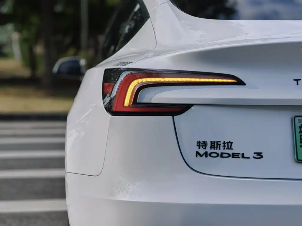 Tesla Model 3 — миниатюра 10