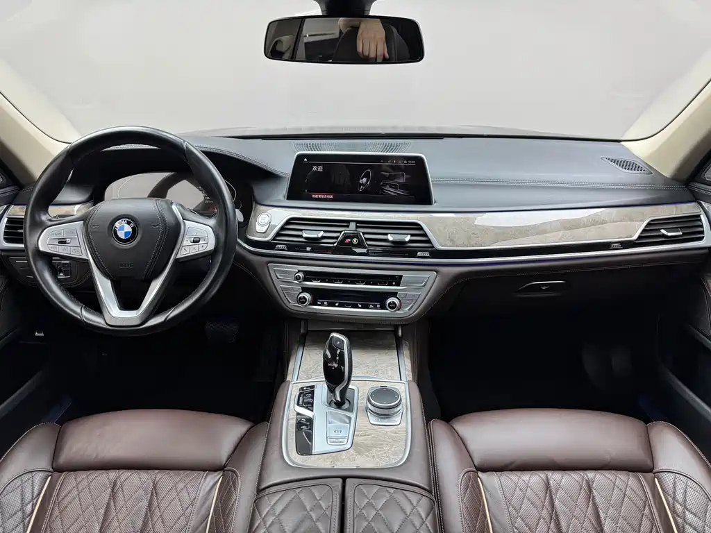 BMW 7 Series — миниатюра 4