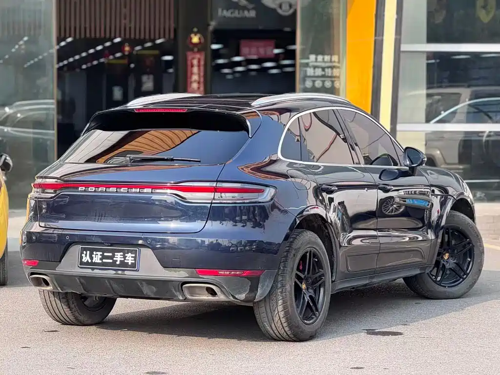 PORSCHE MACAN