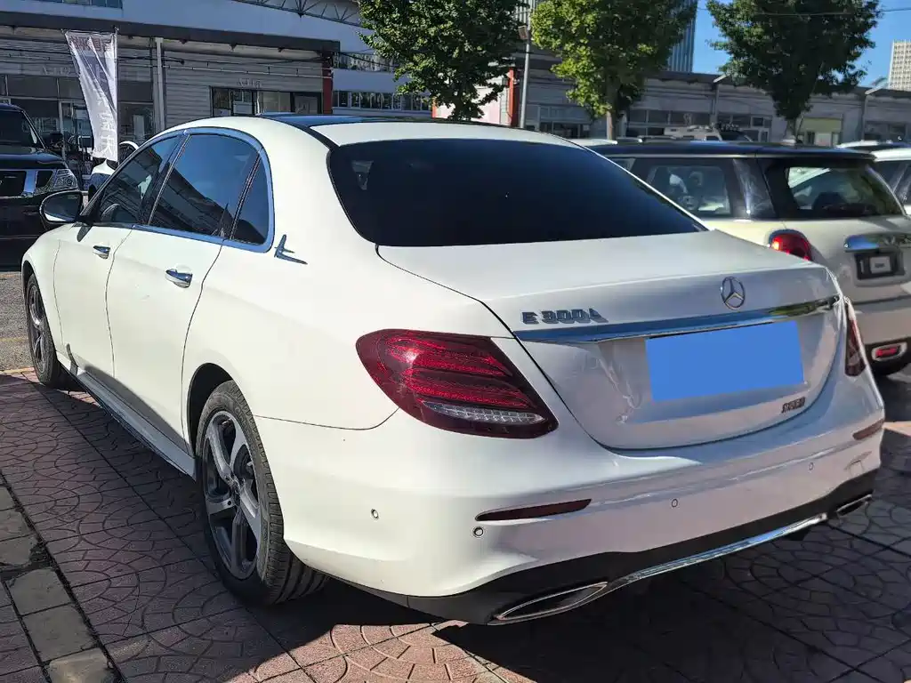 Mercedes-Benz E-Class — миниатюра 6