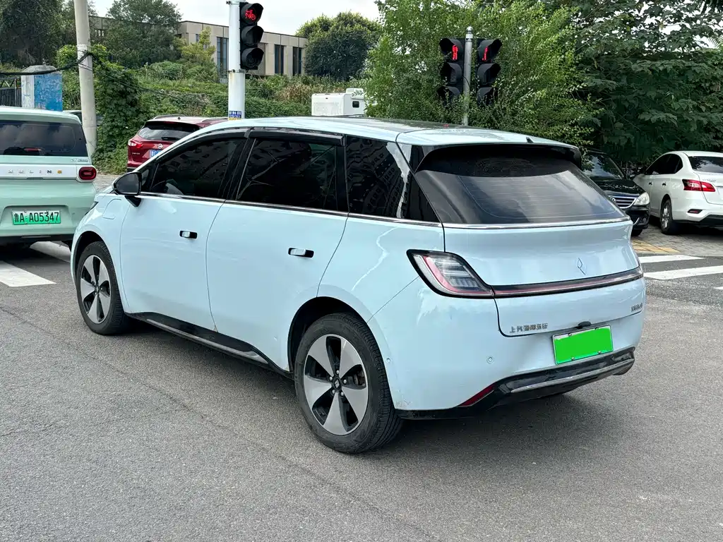 Baojun Yunduo — миниатюра 4