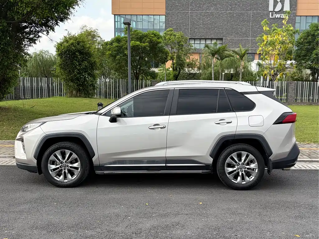 Toyota Wildlander 2022 2.0L CVT Luxury