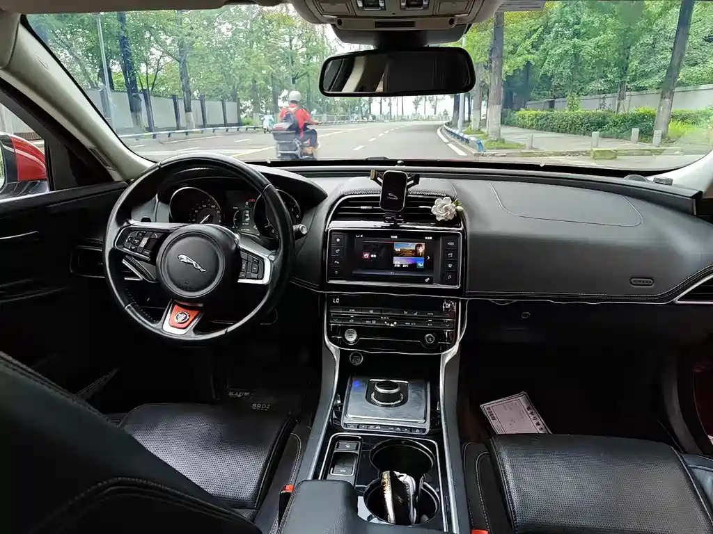 Jaguar XE 2015 2.0T 200PS R-Sport