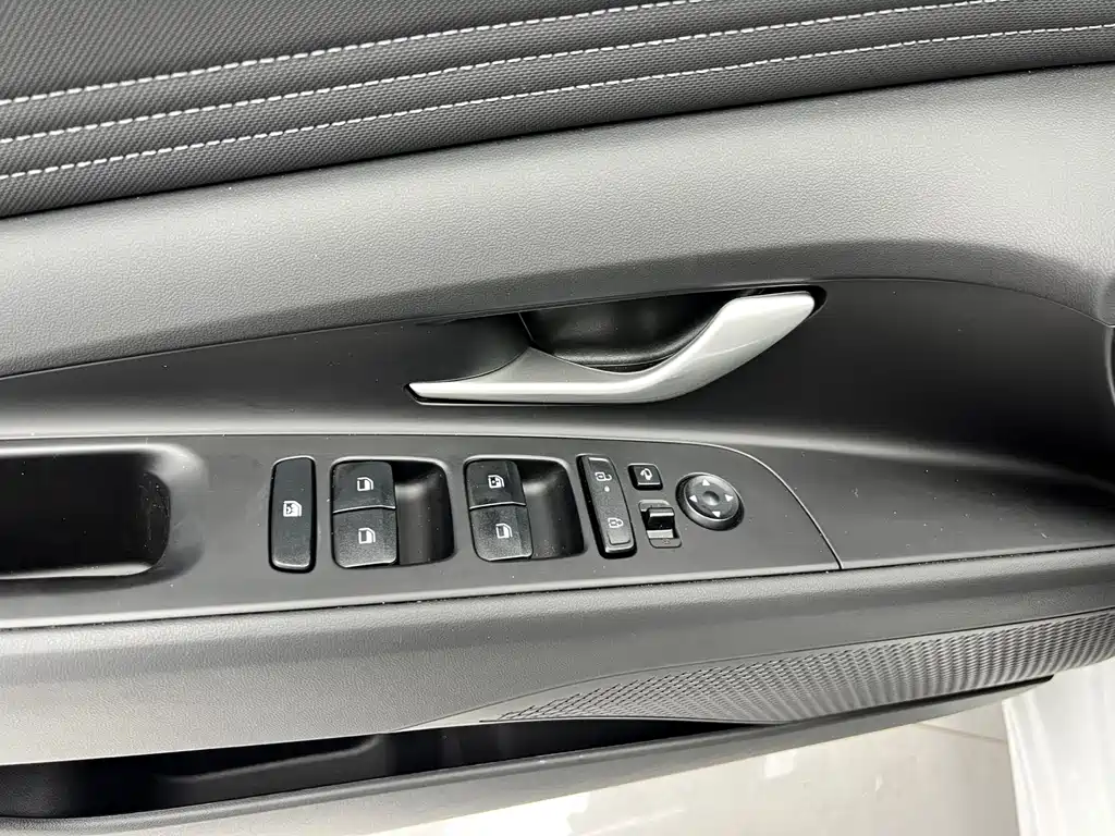 Hyundai Elantra — миниатюра 18