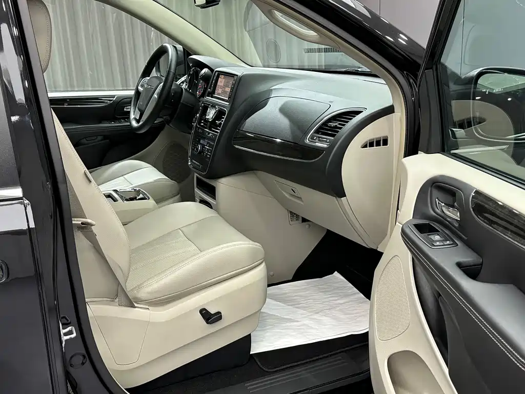 Chrysler Grand Voyager (Import) — миниатюра 29