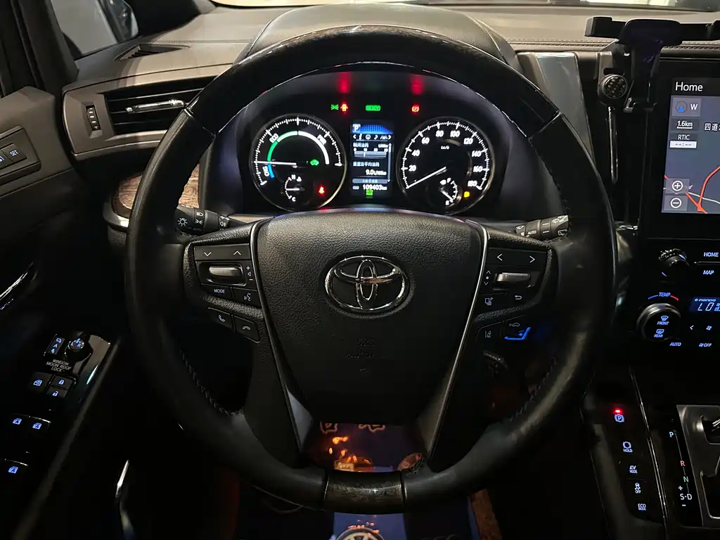 Toyota Alphard — миниатюра 10