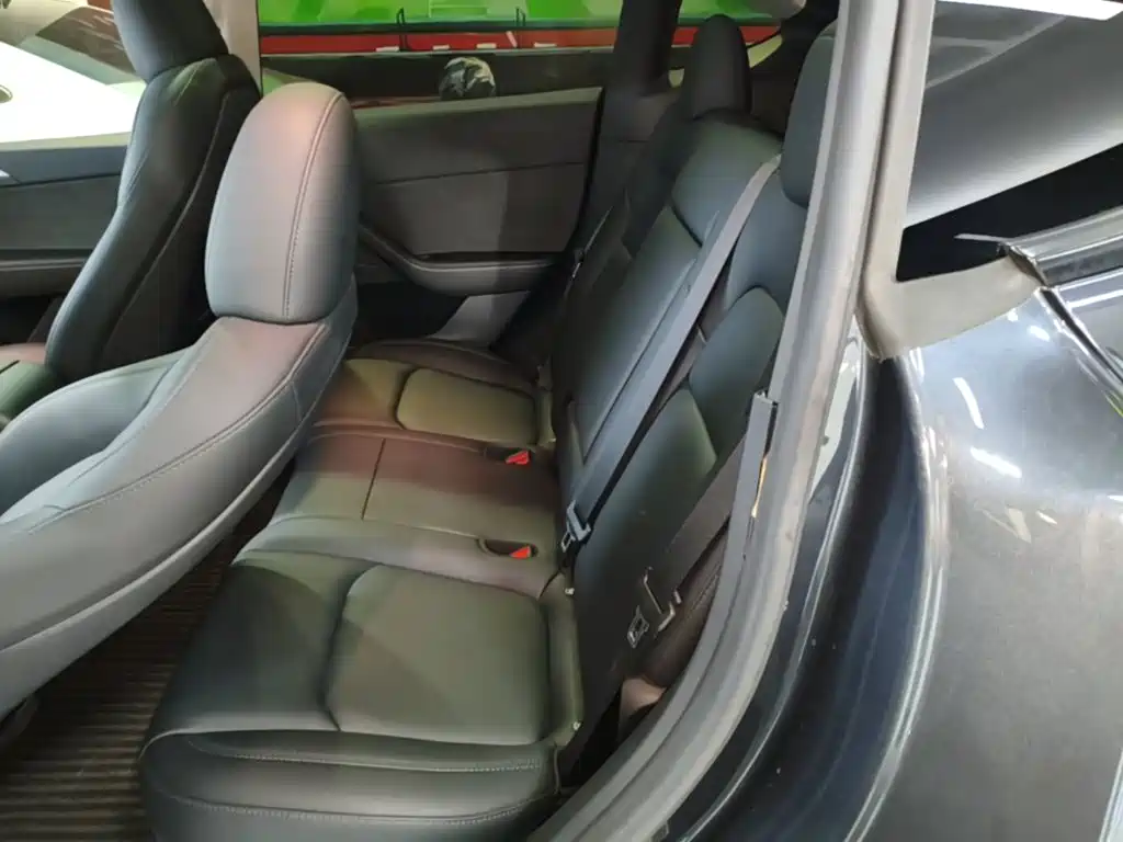 Tesla Model Y — миниатюра 17