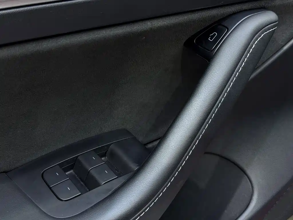 Tesla Model 3 — миниатюра 10