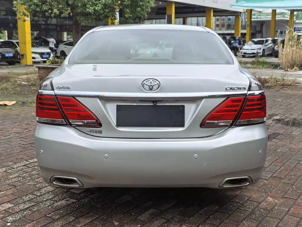 Toyota Crown — миниатюра 5