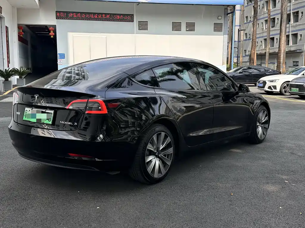 Tesla Model 3 — миниатюра 3