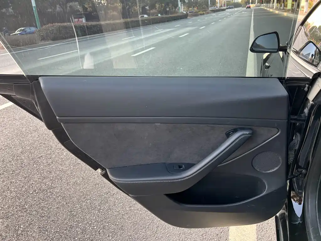 Tesla Model 3 — миниатюра 12