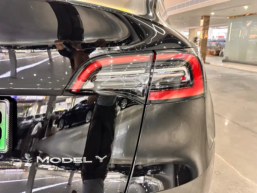 Tesla Model Y — миниатюра 18