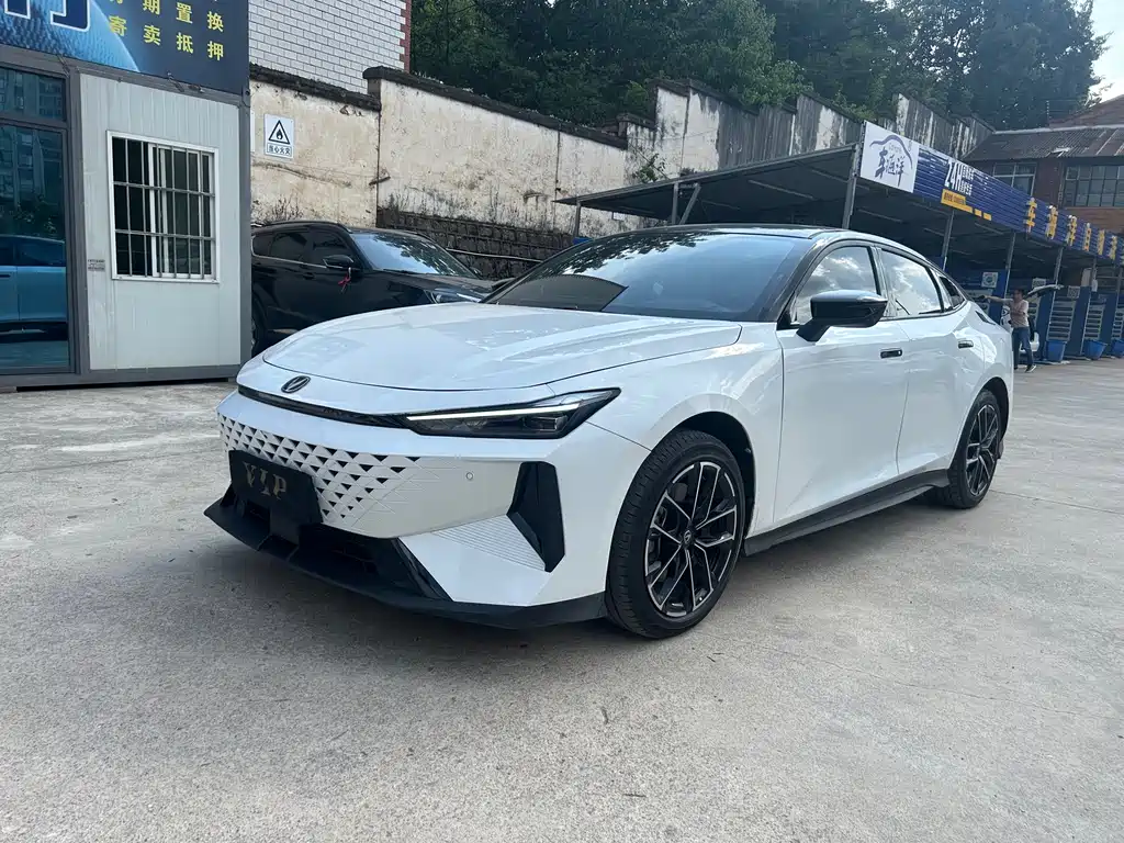 Changan UNI-V iDD 2025