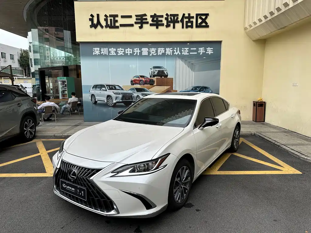 Lexus ES 2024