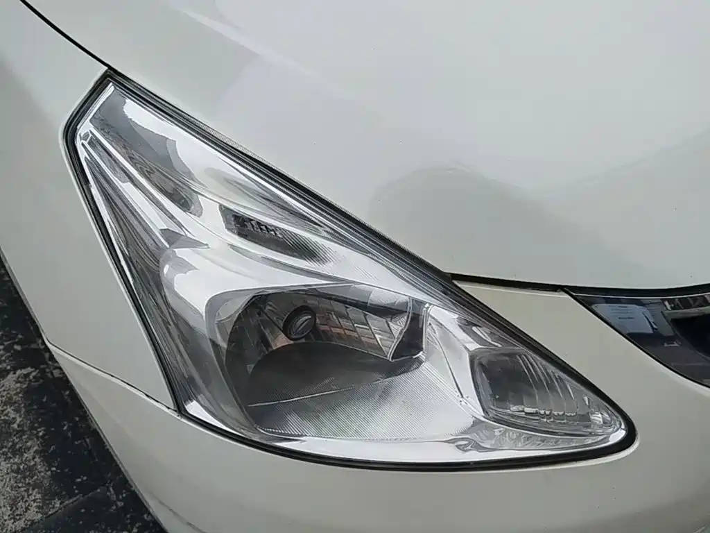 Nissan Tiida — миниатюра 11