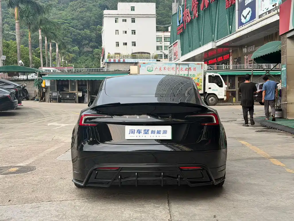 Tesla Model 3 — миниатюра 5