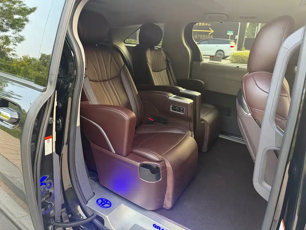 Toyota Granvia — миниатюра 15