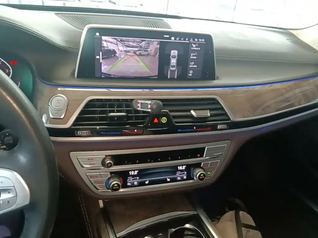 BMW 7 Series — миниатюра 5