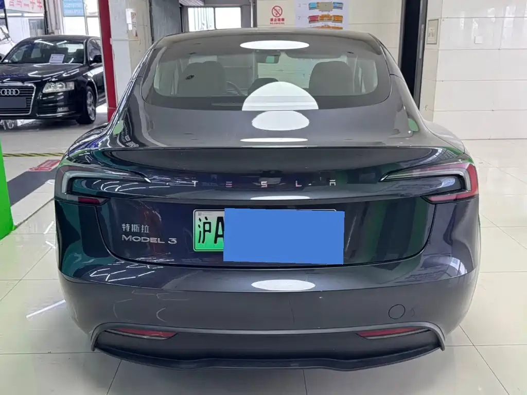 Tesla Model 3 — миниатюра 3