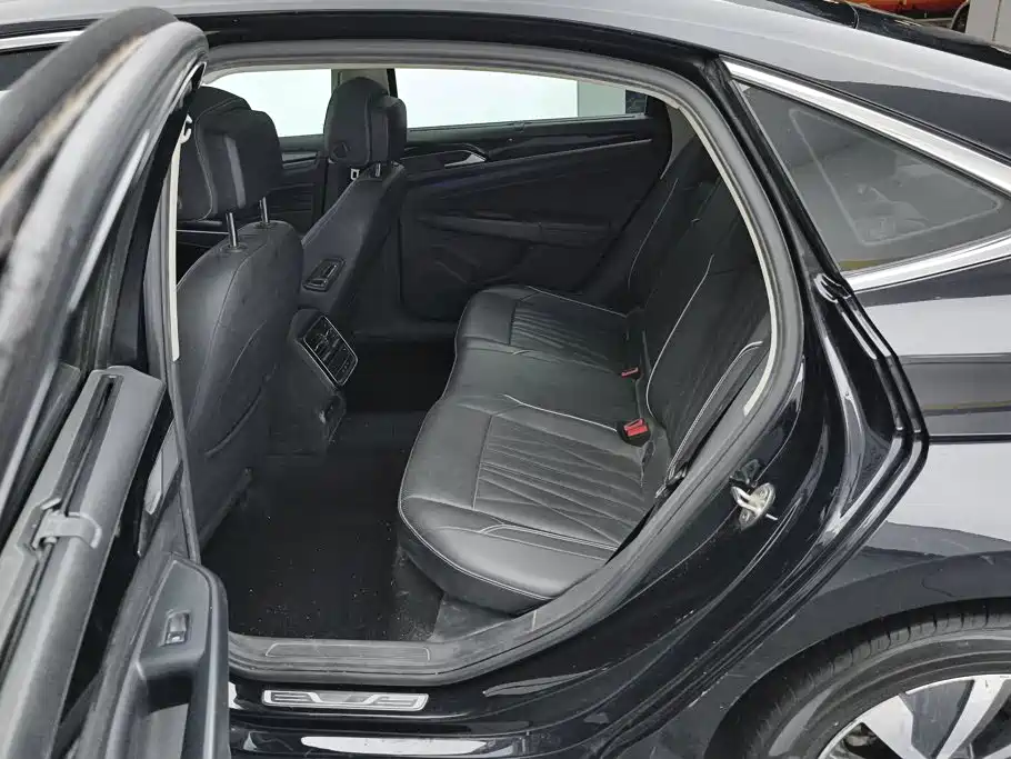 Volkswagen Passat PHEV — миниатюра 11