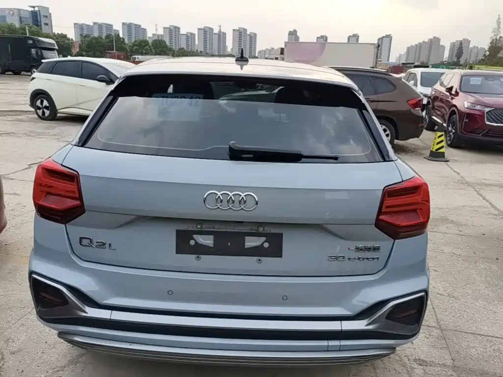 Audi Q2L e-tron — миниатюра 6