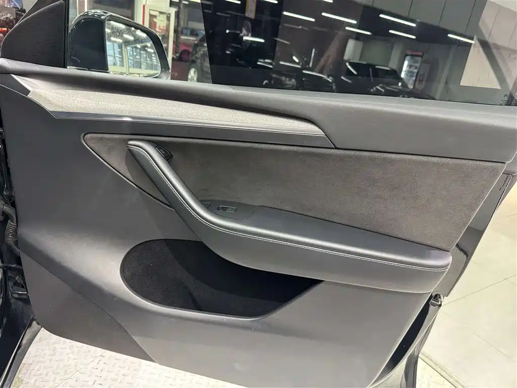 Tesla Model Y — миниатюра 26