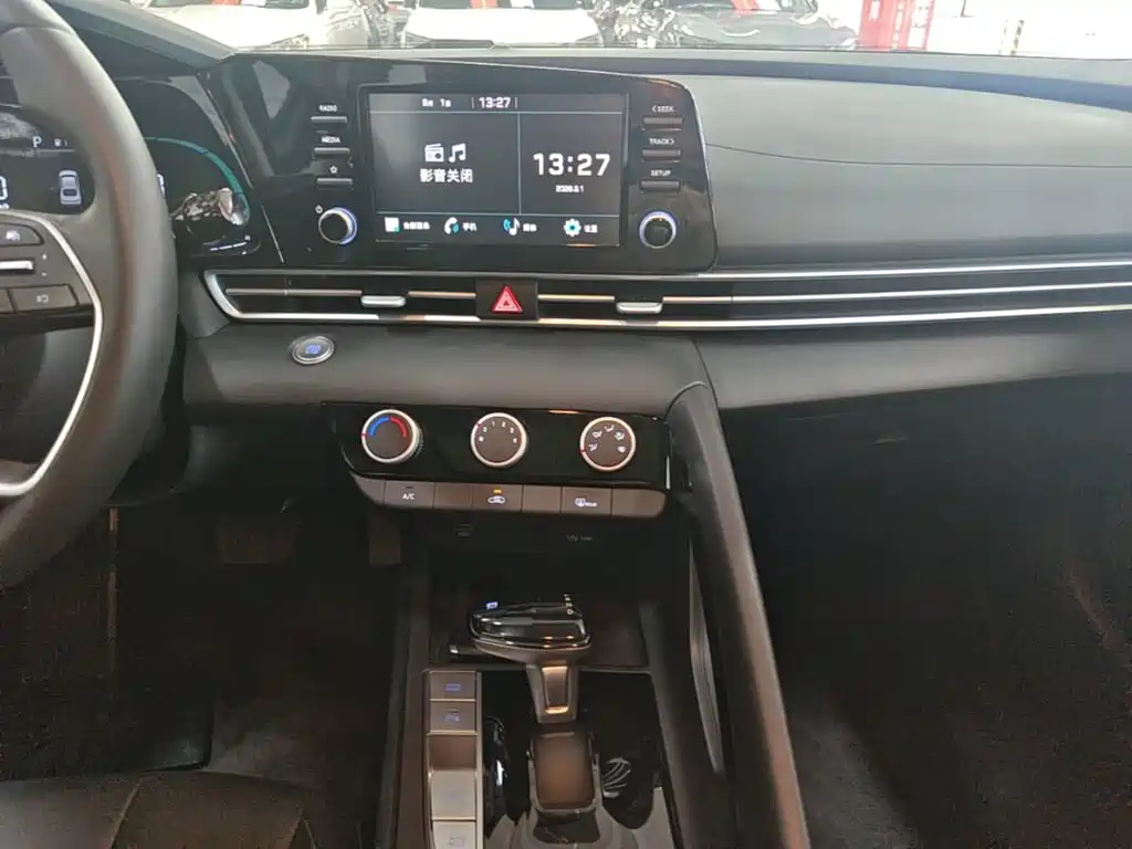 Hyundai Elantra — миниатюра 13